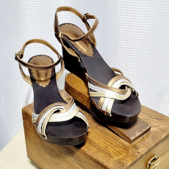 NOMI Y2K Wood & Metallic Wedge Slingback Sandal Gold/Silver/Bronze (8.5M) - Picture 1 of 8